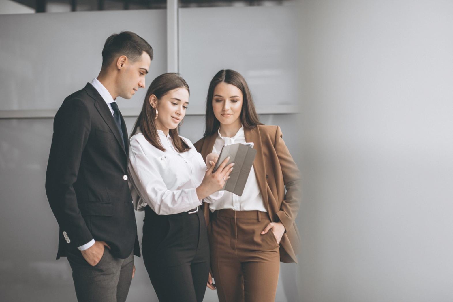 Complex market conditions during volatile period